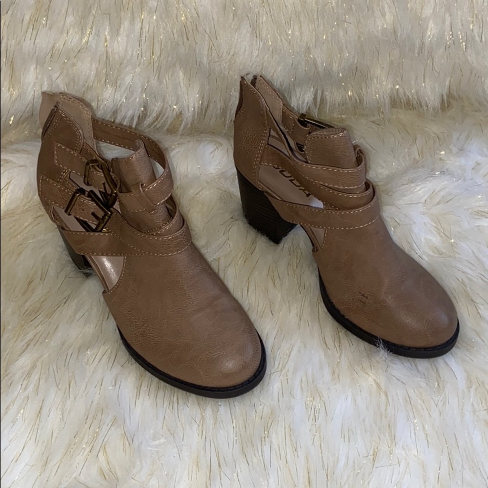 Heeled boots